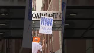 Drew Barrymore postpones talk show as strikes continue screenshot 1