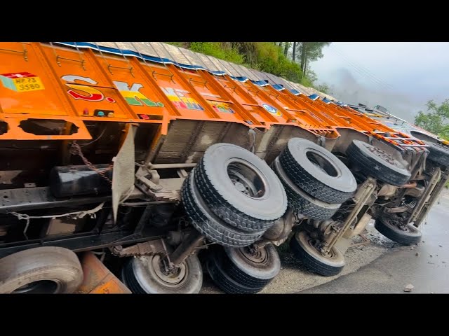 Ghat Mai Truck Accident Hogya 😭 || Dangerous Hill Road Solan Himachal || 🇮🇳Truck Driver’s Life class=