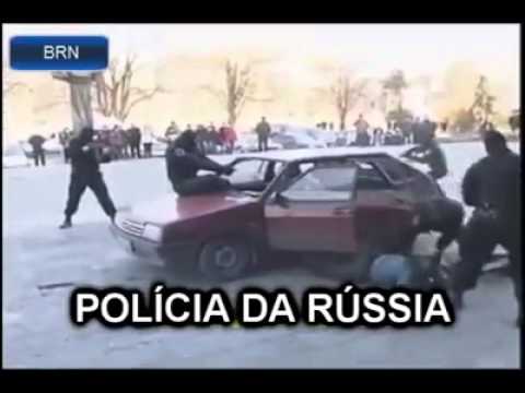 Video: I Poliziotti Consegnano Fiori Alle Donne In Russia