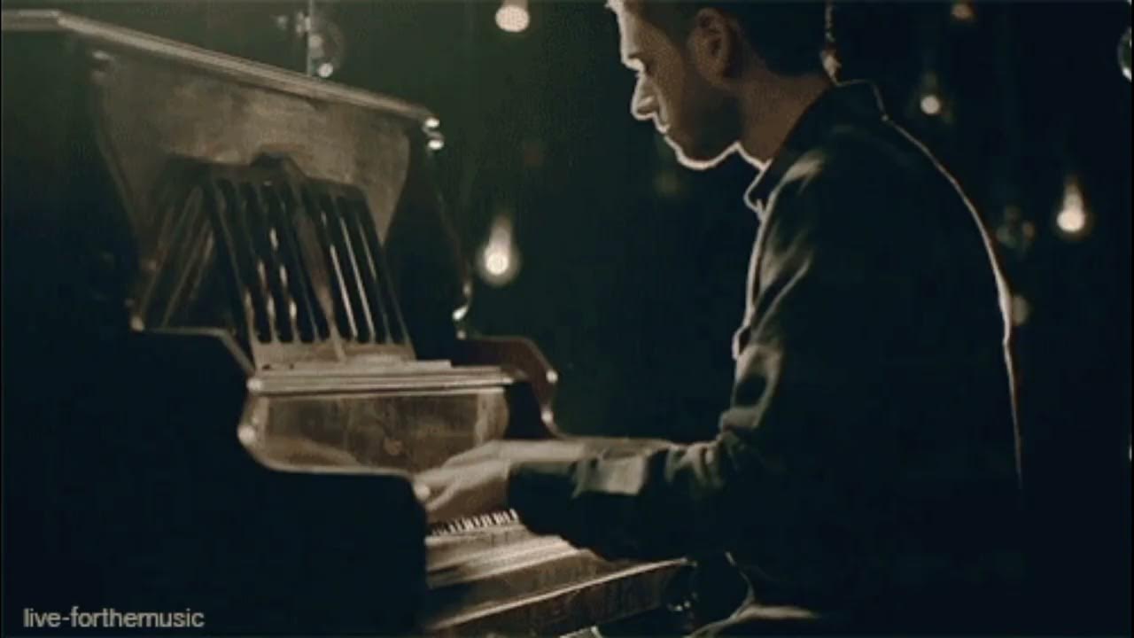 Клип играют на пианино. Пианист gif. Живое пианино. Мужчина за роялем.