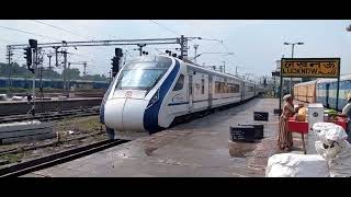 22426 Anand Vihar Terminal- Ayodhya Cantt Vande Bharat Express Arrived at Lucknow Charbagh PF No- 01