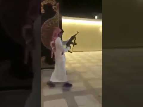 ورع ماسك رشاش وبيد وحده بعد بغا يسدحهم