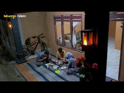 membuat nasi goreng daun mengkudu, sepulang tarawih, makan di teras rumah bersama keluarga