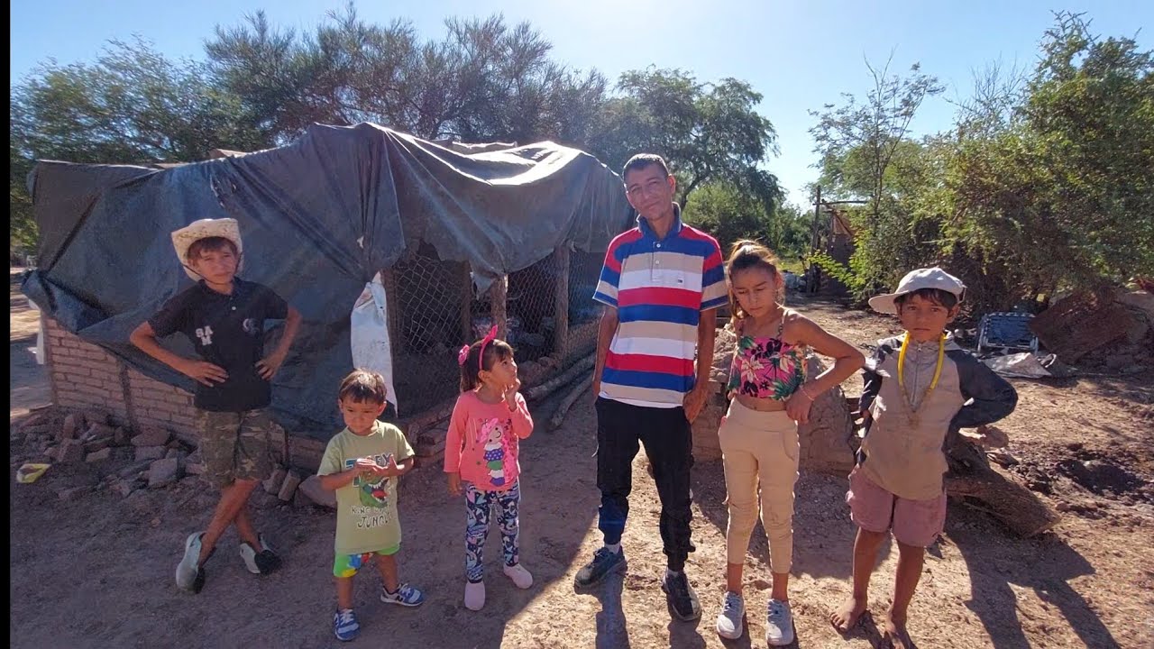 Abandonó la ciudad para criar a sus 5 hijos en el MONTE