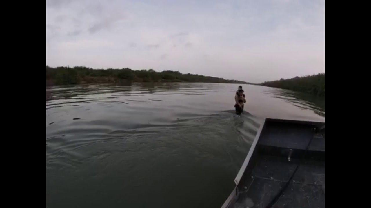 Video: Border Patrol agents rescue mother, 2 children from Rio Grande ...
