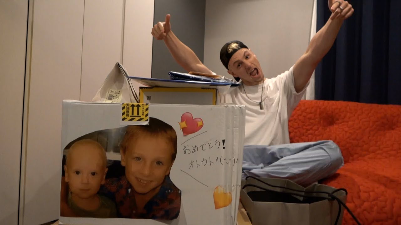 ヤン、21歳誕生日のプレゼント開封をする