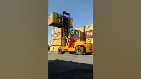 30 ton forklift for stacking 4 layers of heavy 20GP containers