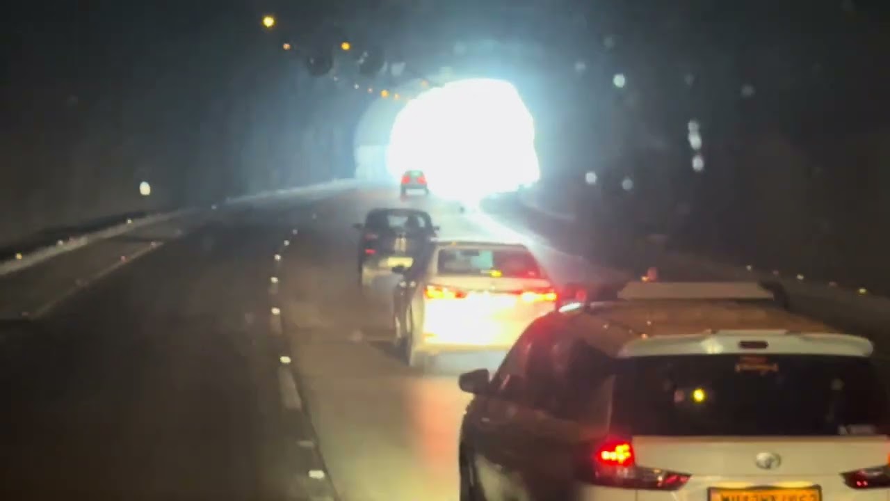 जंगल में गाड़ी बरने पहोच गे 