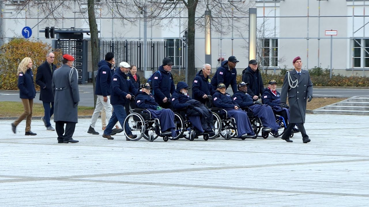 Kranzniederlegung durch US-Veteranen am Ehrenmal der Bundeswehr