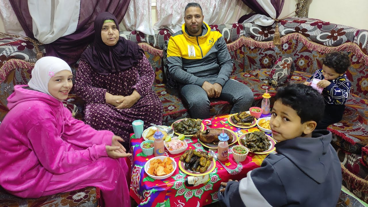 حماتى🧕فجاءتنى وجت😱والخير كلو قدمها جت تفطر🌙 معانا ونورتي😘شقتنا بوجودها الحلو احلا✋لمه وسط الحبايب♥️#