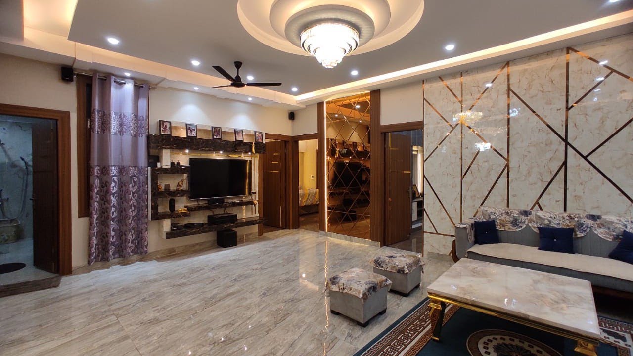 3मंजिल house में, floor size 120gaj का 3bhk flat for sale in laxmi