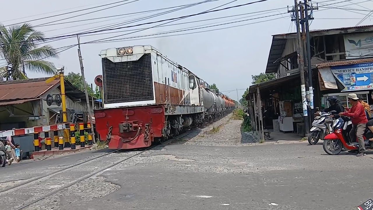 MENCARI LOKOMOTIF LEGENDARIS BB303 YANG MASIH BEROPERASI DI MEDAN