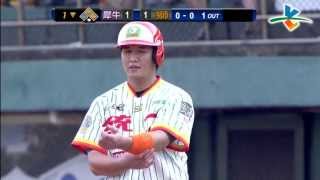 20130720 CPBL 犀牛 VS 獅 1下 郭俊佑擊出安打,隊友輕鬆回家得分