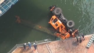 ２５トンクレーン車が川に転落 大阪、作業員１人死亡