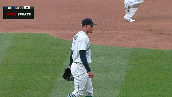 HOU@SEA: Walker fans Castro to set career high