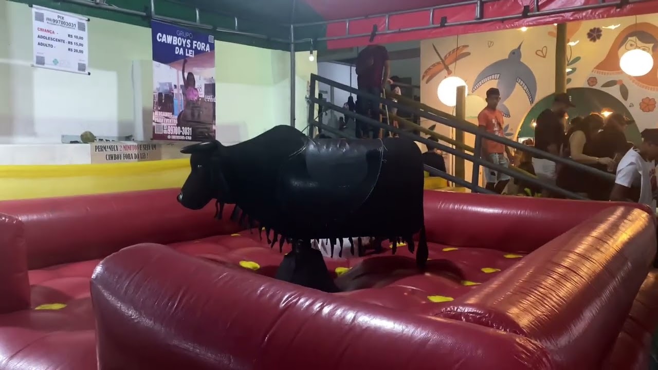 Sofia Escalante no touro mecânico da expocrato 2025