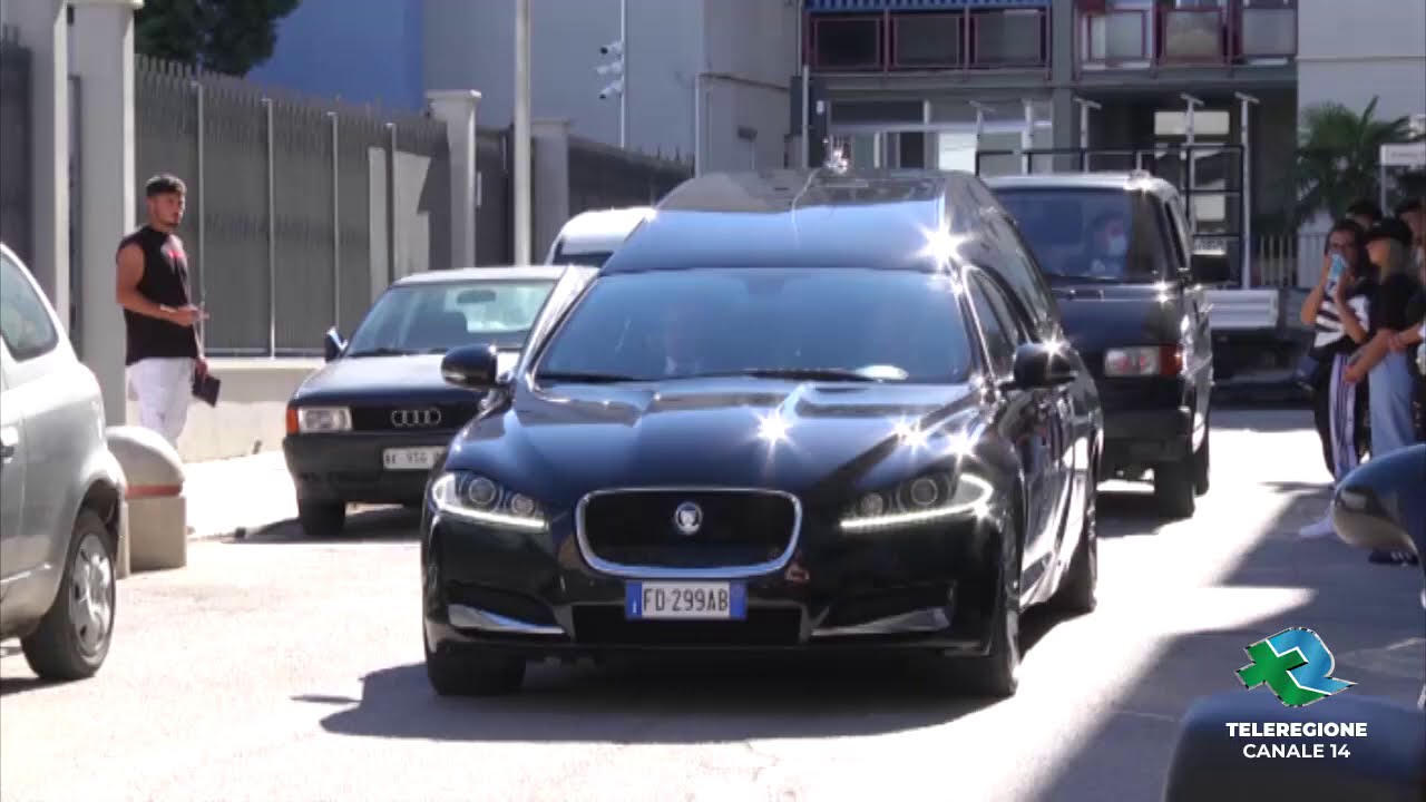 Barletta L ULTIMO SALUTO DELLA CITTA' A GIANNI MICHELE E PASQUALE  TG Teleregione 20 07 2020 1