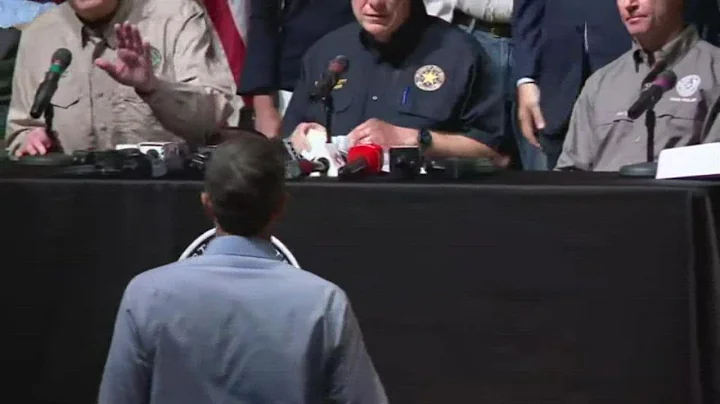 Beto O'Rourke approaches Gov. Greg Abbott, interru...