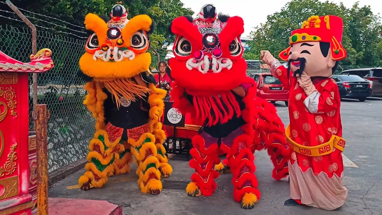 Lion dance performance, accompanied by the God of Prosperity, took place at the supermarket.