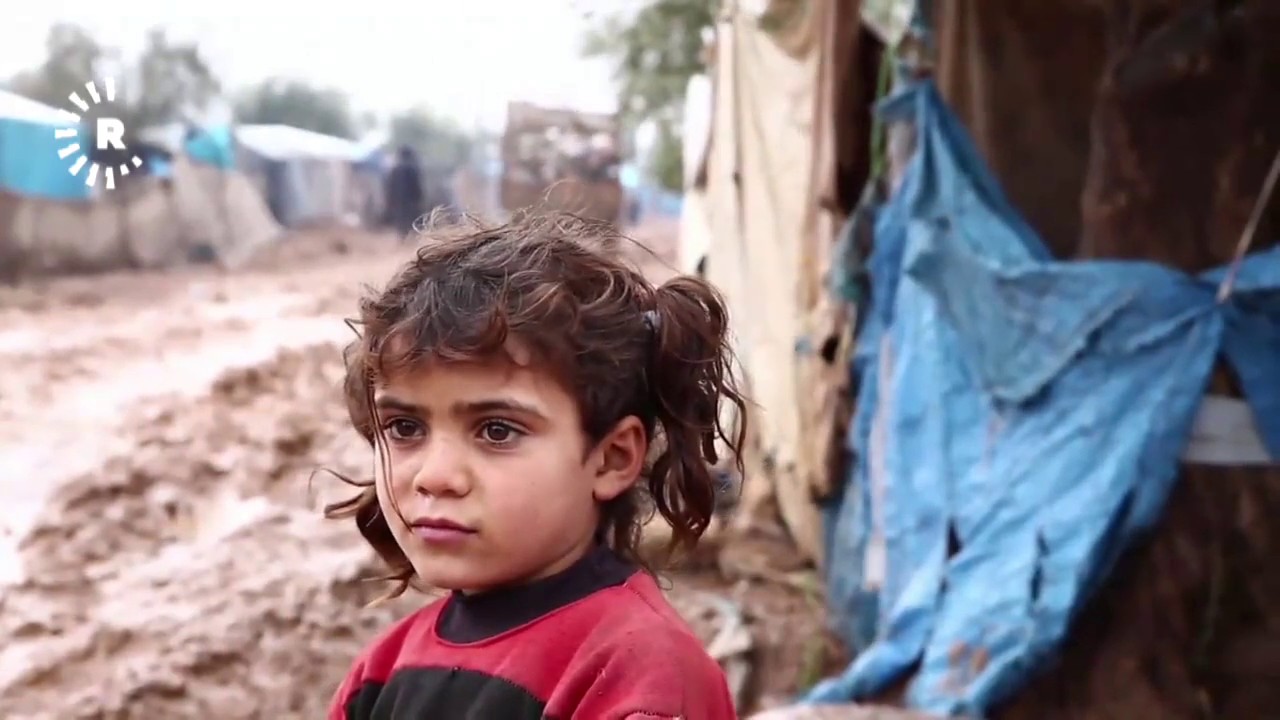 سوريا.. الشتاء يحلُّ ضيفاً ثقيلاً على النازحين في مخيم شمارين ويفاقم معاناتهم