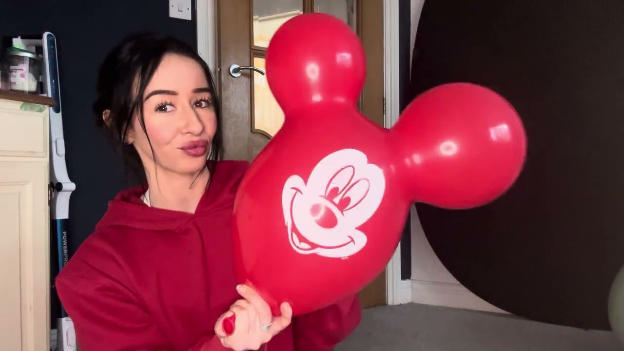 Надувание красного воздушного шарика с изображением Микки Мауса и сдувание его громким звуком (AS...