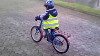 3 year old toddler riding big 18 inch wheel bike! 3 Jahre Kleinkind fährt Velo mit 18 Zoll Räder!