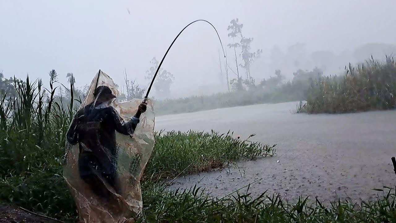 PESCARIA LOCA , A TEMPESTADE PEGOU A GENTE E NOIS CONTINUOU PEGANDO PEIXE./PESCARIA RAIZ.
