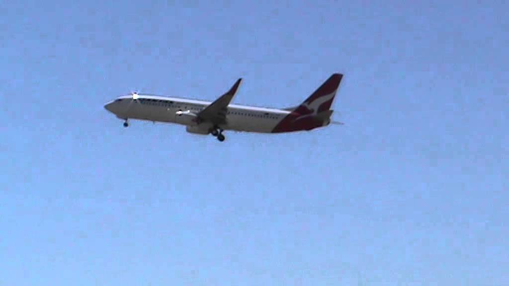 Amazing Qantas 737-800 Go-Around Only Metres Above Runway!