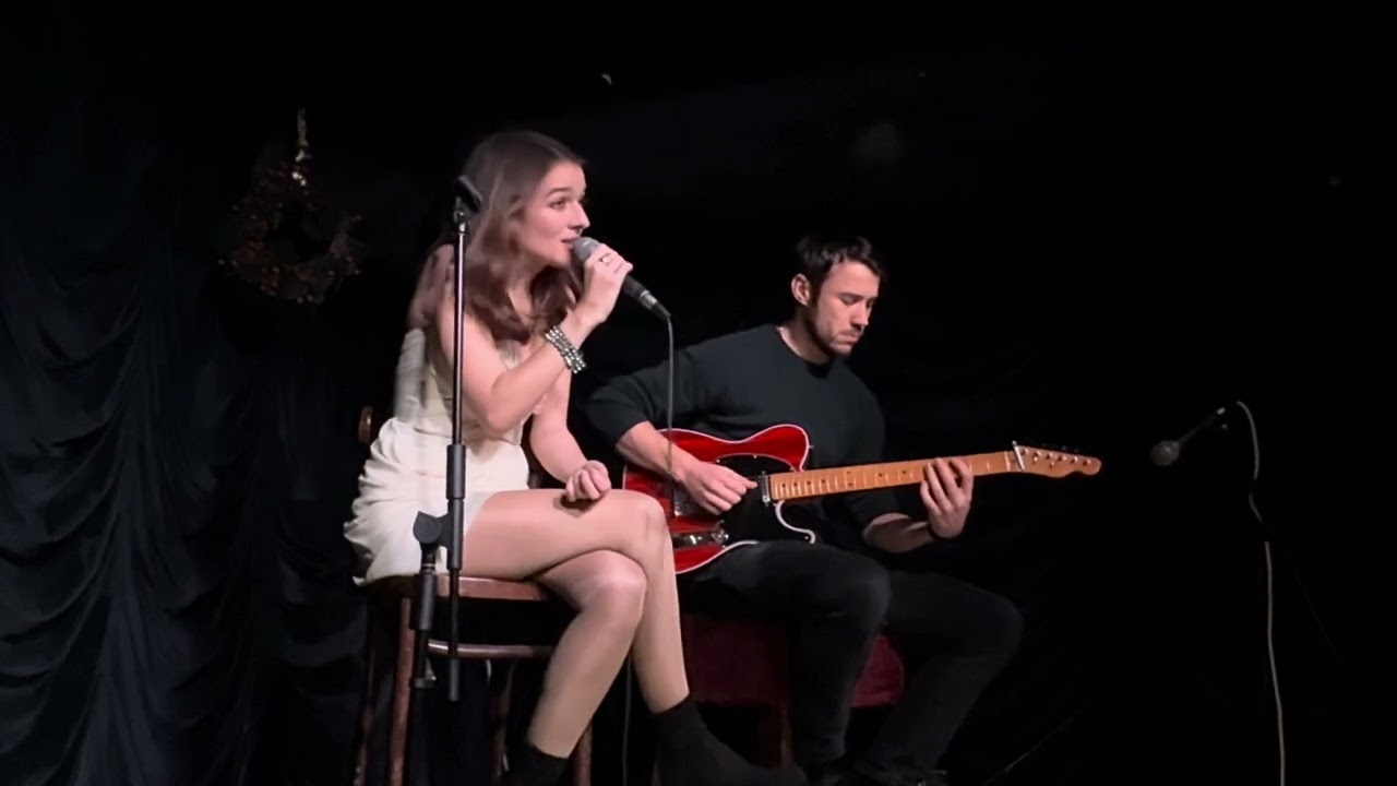 Лили Кейсли — «Last Christmas» (кавер на песню Wham!) в клубе Aces & Eights, 17 декабря 2025 года.