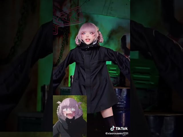 大きすぎて下からもはみ出しちゃってるコスプレイヤー アニメジャパン