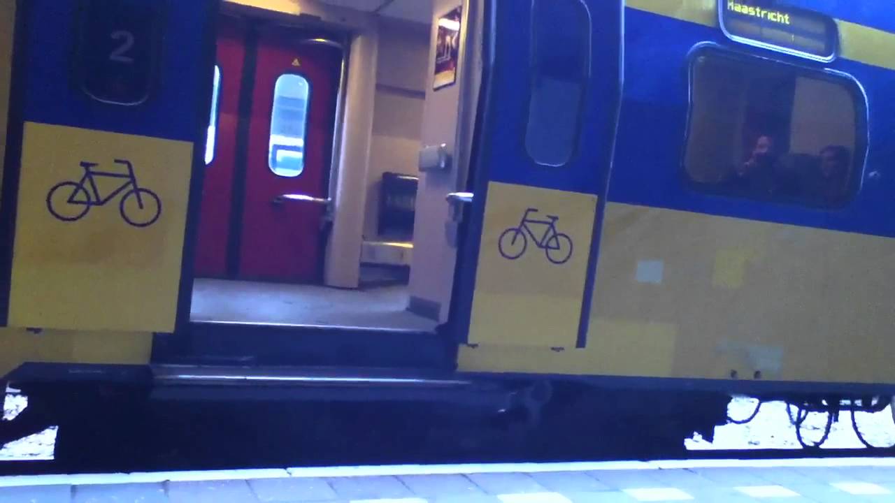 De Intercity trein VIRM te Roermond Station op 4 april 2012