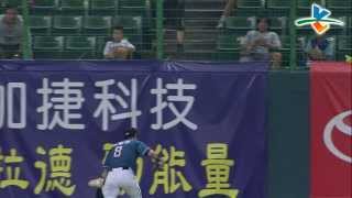 20131009 CPBL 猿VS犀牛 5下 詹智堯展現五星級美技守備，連續2年拿下金手套果然不是蓋的！！