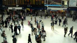 flash_mob on Waterloo station, London by russian guy's.AVI