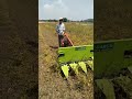 To Ham bhai soybean wala cutter Chala rahi hai Khet Mein soybean dekh sakte hain Paisa Kat raha hai