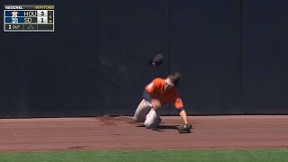 HOU@SD: Marisnick crashes into wall, makes fine catch