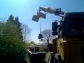 De motor wordt eruit gehesen