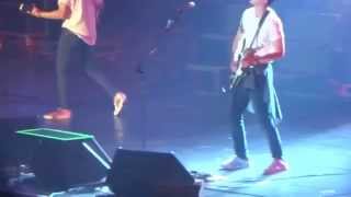 [Fancam] 20150517 FNC Kingdom in HK CNBLUE Diamond Girl guitar solo (Jonghyun focus)