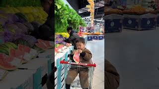 Thumbnail for 熊孩子逛超市,一眼没看到就吃上了!#Cute baby#Cute#呆萌小米宝#聪明宝宝#萌娃