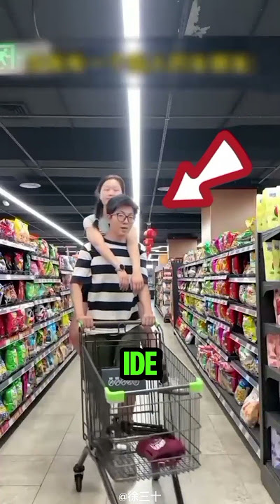 This Guy's Unique Way of Carrying His Girlfriend Makes Netizens Shake Their Heads!