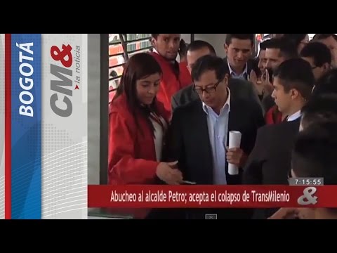 Abucheo al alcalde Petro; acepta el colapso de TransMilenio