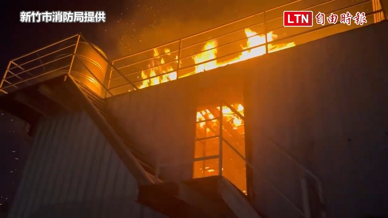 竹科旁民宅頂樓加蓋陷入火海 鐵皮鴿舍40隻鴿子全烤焦 竹科旁民宅頂樓加蓋陷入火海 鐵皮鴿舍40隻鴿子全烤焦