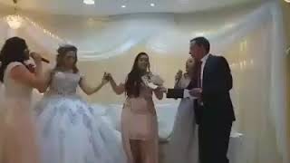 هل شاهدتم يوما حفل زواج لرجل مطلق و بناته الثلاثة يغنون و يرقصون له؟ شاهدو