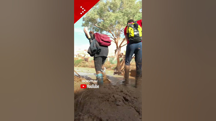 Alluvione Valencia, gruppi di ragazzi cercano di rimuovere il fango