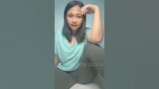 Duduk santai di atas lantai keramik manis