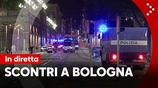 LIVE Bologna, scontri in centro. Polizia schierata: diretta video