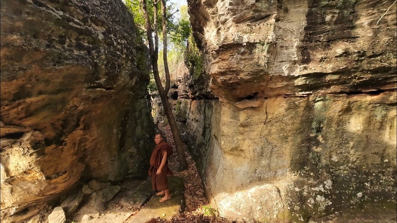 สำนักสงฆ์ภูถ้ำพระ​ บ.บึงสา​ ต.จันทร์เพ็ญ​ อ.เต่า​งอย​ จ.สกลนคร