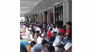 Aksi Sekelompok Bocah Yang Berebut Nasi Kotak Setelah Salat Jumat