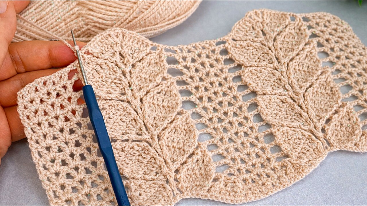 Вы не поверите, насколько изящный узор в виде листьев, связанный крючком – всего 4 ряда повторяются!