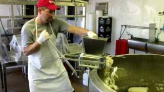 Making cheese at Young's Jersey Dairy screenshot 3