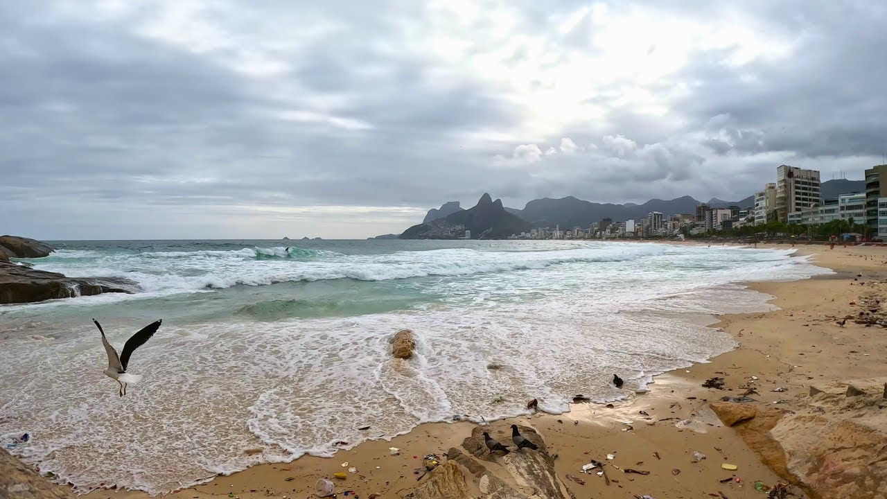 Таймлапс пляжа Арпоадор в формате 4K | Облачный день, тихое море и поэзия в Рио